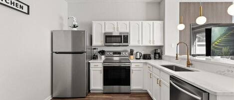 Jääkaappi, mikroaaltouuni, uuni, liesi