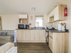 Cookware/dishes/utensils - Tower View Number 34 (Pevensey)
