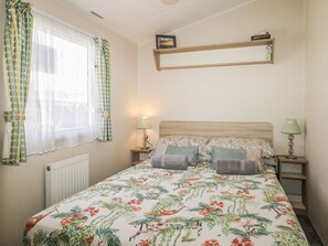 3 bedrooms, individually decorated, individually furnished - Tower View Number 34 (Pevensey)