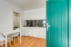 Fridge, microwave, dishwasher, coffee/tea maker