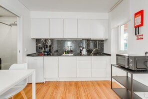 Réfrigérateur, four à micro-ondes, lave-vaisselle, cafetière-théière