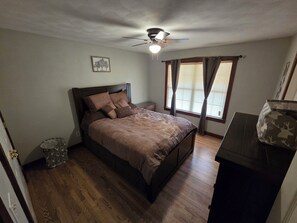 3 bedrooms, iron/ironing board, WiFi, bed sheets - In the Country a Beautiful 2-bedroom house with its own private lake (Waterloo)