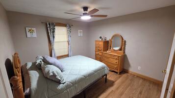 3 bedrooms, iron/ironing board, WiFi, bed sheets