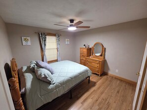 3 habitaciones, tabla de planchar con plancha, wifi y ropa de cama