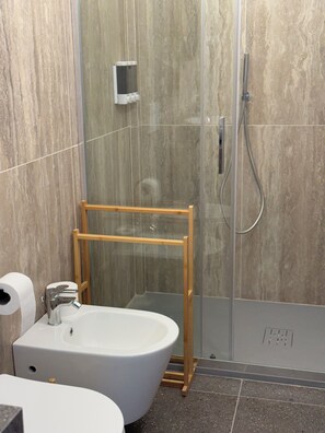 Habitación con 1 cama doble o 2 individuales, balcón | Baño | Ducha, secador de pelo, toallas y jabón