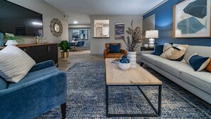 Living area - 2bed walking distance from braves stadium. (Smyrna)