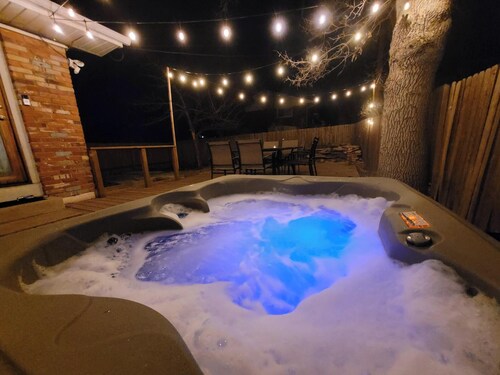 Chic 3Bd W/Hot Tub: Embrace the Outdoors!