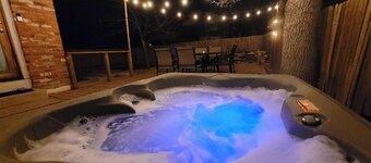 Chic 3Bd W/Hot Tub: Embrace the Outdoors!
