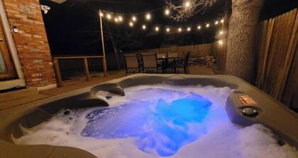 Chic 3Bd W/Hot Tub: Embrace the Outdoors!