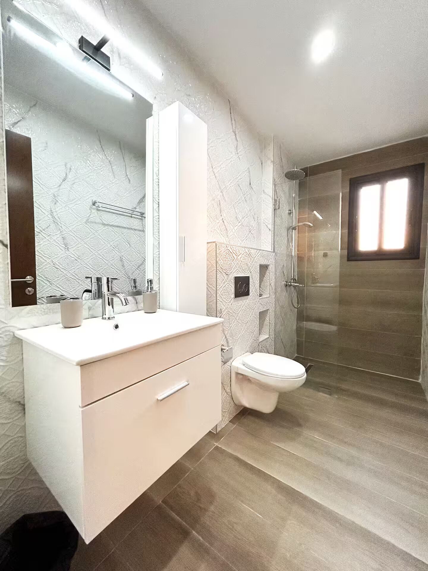 Shower, hair dryer, bidet, towels
