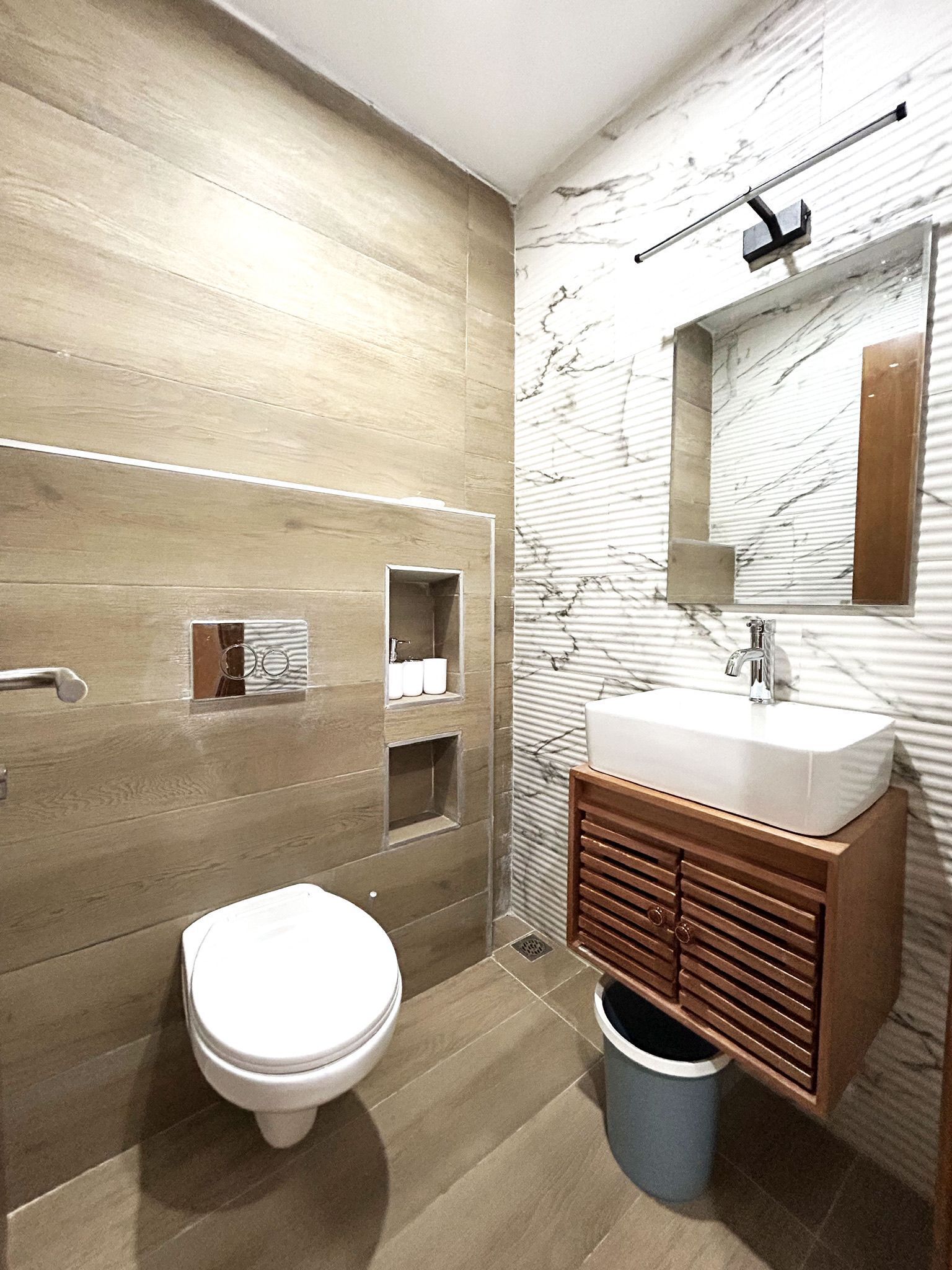 Suihku, hiustenkuivaaja, bidee, pyyhkeet