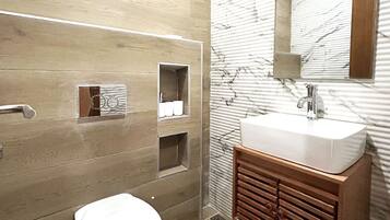 Suihku, hiustenkuivaaja, bidee, pyyhkeet