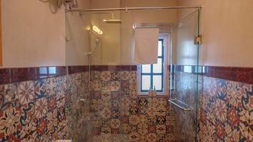 Een douche, een bidet, handdoeken, zeep