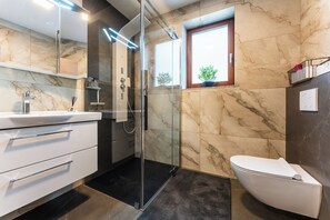 Een douche, een haardroger, handdoeken, zeep