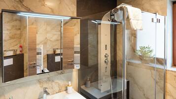 Bruser, hårtørrer, håndklæder, Sæbe