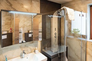 Dusche, Haartrockner, Handtücher, Seife