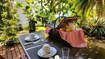 Desayuno completo gratuito y diario