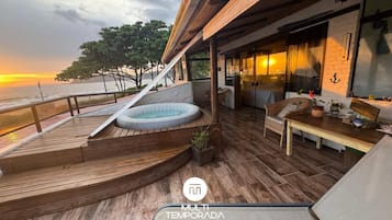 Suíte Água Viva com Jacuzzi - Ondas da Grande - Penha - SC | Bathroom | Shower, hair dryer, towels, toilet paper