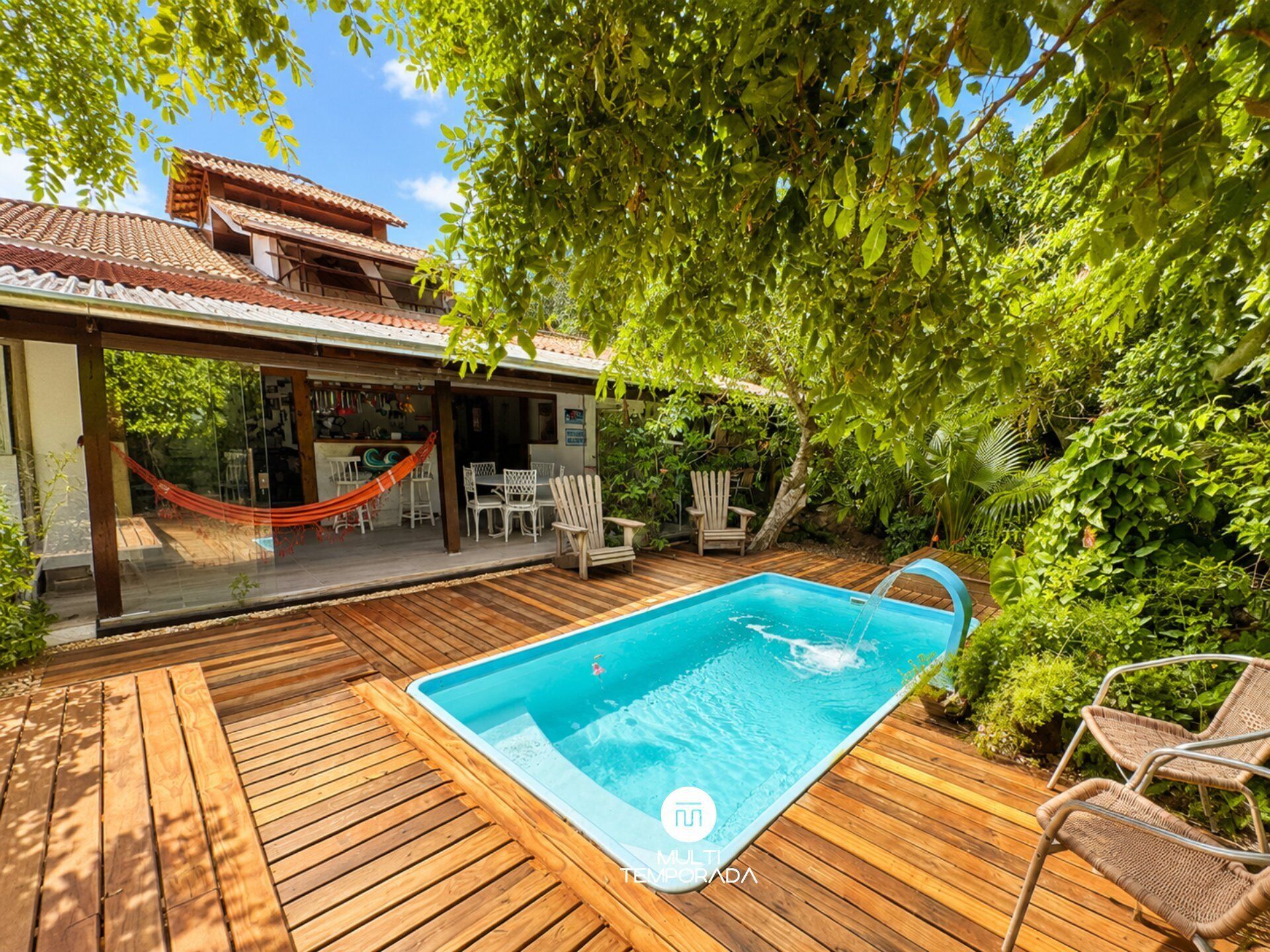 Una piscina al aire libre