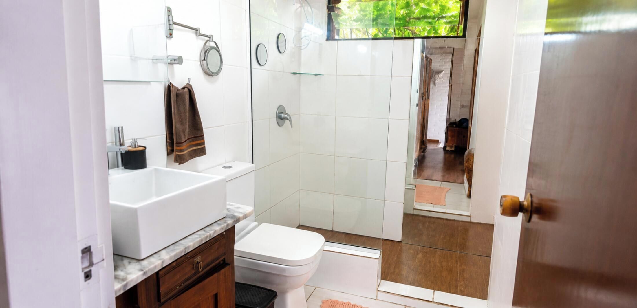 Suíte Água Viva com Jacuzzi - Ondas da Grande - Penha - SC | Badezimmer | Dusche, Haartrockner, Handtücher, Toilettenpapier