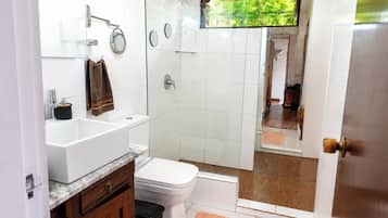 Suíte Água Viva com Jacuzzi - Ondas da Grande - Penha - SC | Badezimmer | Dusche, Haartrockner, Handtücher, Toilettenpapier