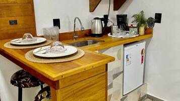 Frigobar, microondas, mesa de comedor