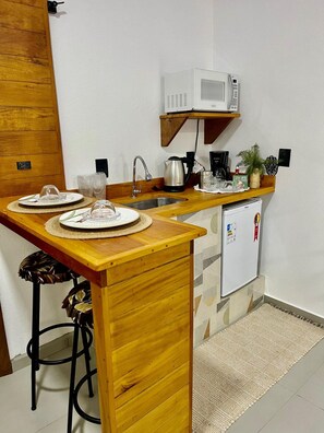 02 - Canto da Terra - Pousada Águas da Grota - Piscina e Café - Penha - SC | Private kitchen | Mini-fridge, microwave, dining tables - Pousada Águas da Grota - Penha - SC (Penha)
