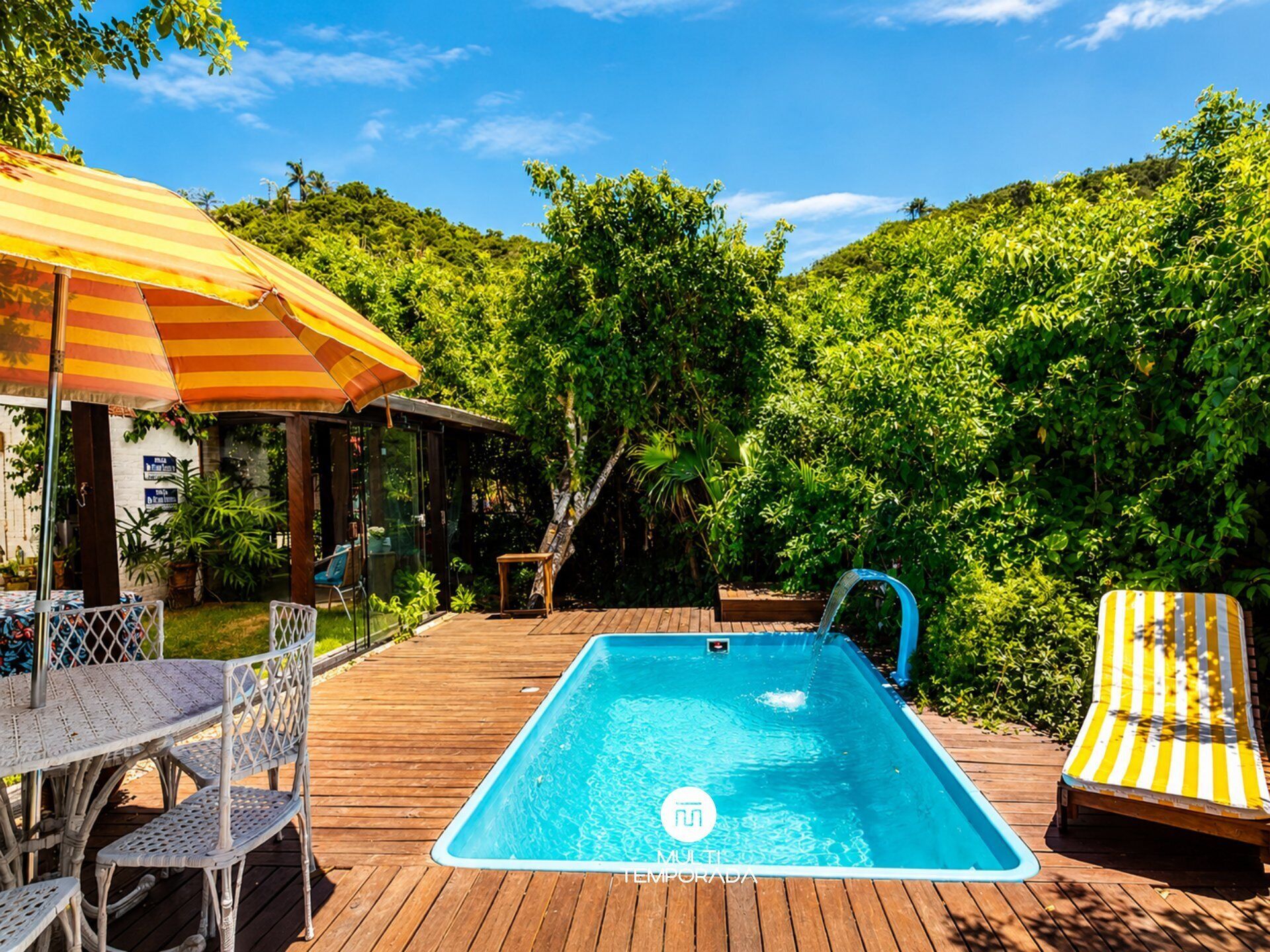 Una piscina al aire libre
