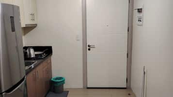 Double Room, City View | Private kitchen | Mini-fridge, stovetop, cookware/dishes/utensils