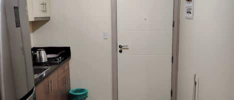 Habitació doble, vistes a la ciutat | Cuina privada | Frigorífic petit i placa de cuina