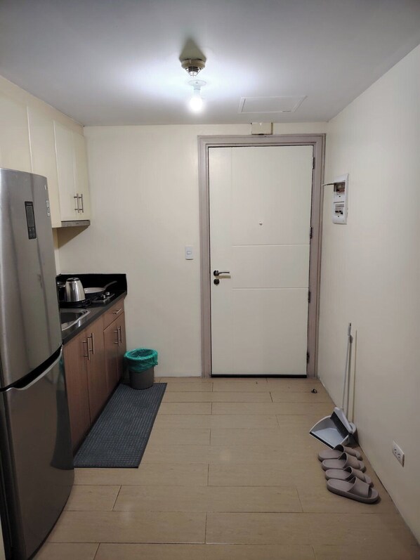 Camera doppia, vista città | Cucina privata | Mini-frigorifero, piano cottura, pentole/stoviglie/utensili