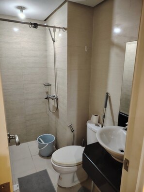 Camera doppia, vista città | Bagno | Doccia, asciugacapelli, asciugamani