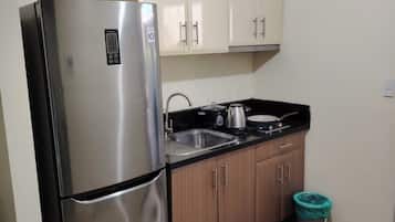 Double Room, City View | Private kitchen