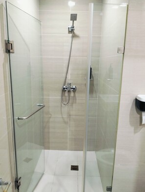 Chambre Double, vue ville | Salle de bain | Douche, sèche-cheveux, serviettes fournies