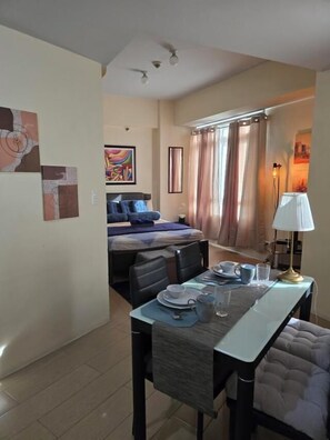 Double Room, City View | In-room dining