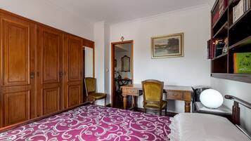 1 habitación, tabla de planchar con plancha, wifi y ropa de cama