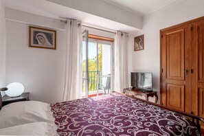 1 bedroom, iron/ironing board, WiFi, bed sheets - 'Simbiose' Room with Balcony, Wi-Fi and Air Conditioning (Carcavelos)