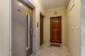 Interior - 'Simbiose' Room with Balcony, Wi-Fi and Air Conditioning (Carcavelos)