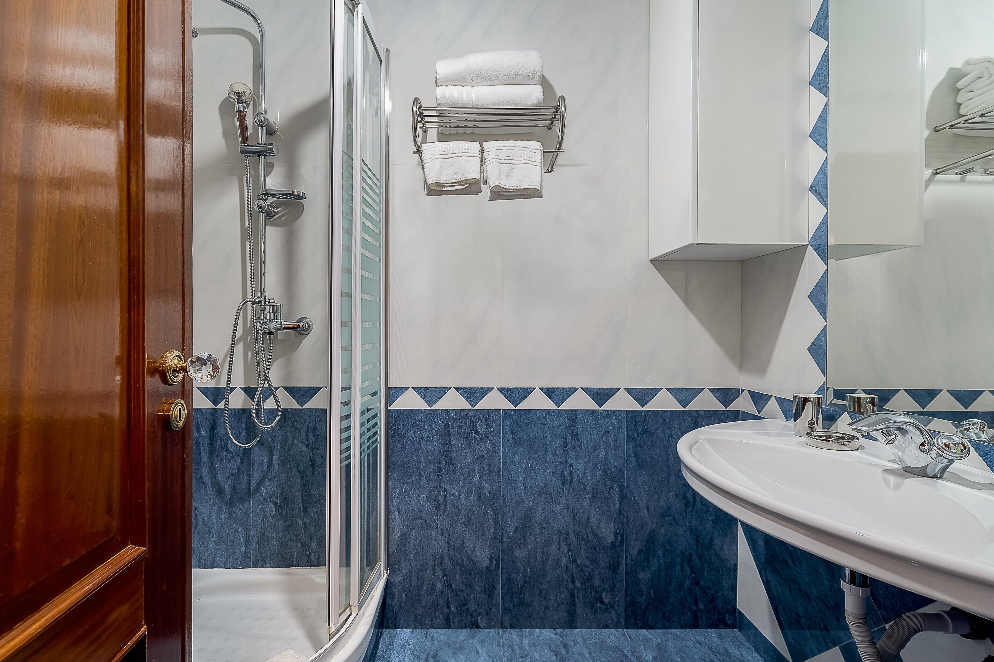 Regadera, secadora de cabello, toallas 