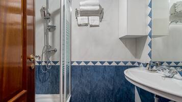 Regadera, secadora de cabello, toallas