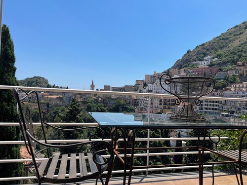 Elegant Sicilian villa in the heart of Taormina - 3 bedrooms, 3 bathrooms.