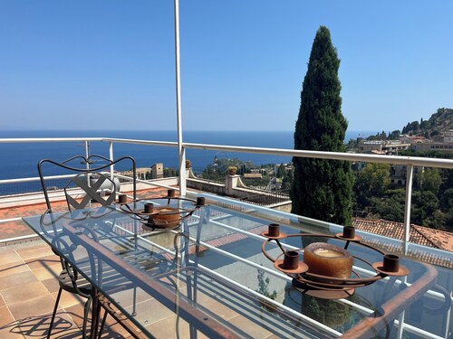 Elegant Sicilian villa in the heart of Taormina - 3 bedrooms, 3 bathrooms.
