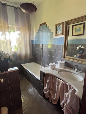Dusche, Haartrockner, Bidet, Handtücher