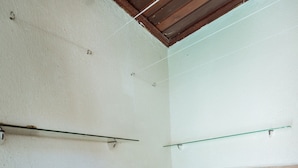 A small, compact kitchen with a sink, a washing machine, and a countertop. - Casa c 4 su tes Piscina Churrasqueira e Garagem (Cabedelo)