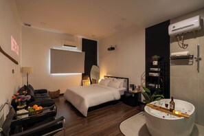 Ropa de cama de alta calidad, colchones Select Comfort y minibar 