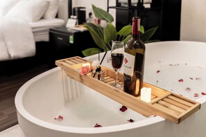 Exclusive Studio Suite | Deep-soaking bathtub - Cham's Hotel & Homestay (Ho Chi Minh City)
