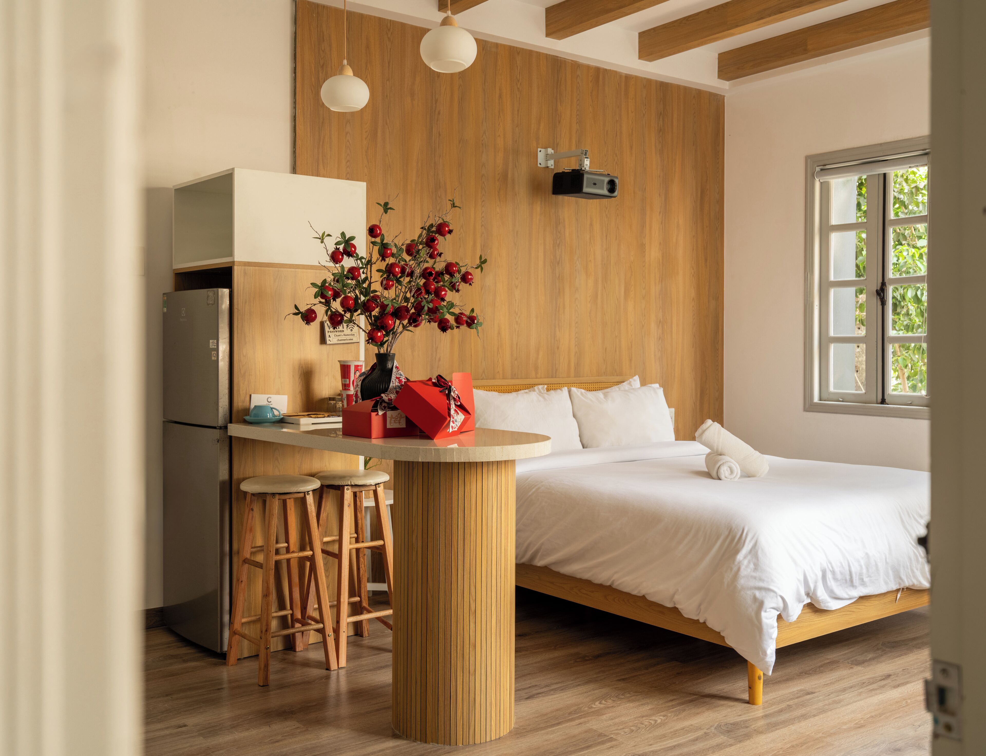 Una habitación moderna con cama, una kitchenette y una ventana con vistas.