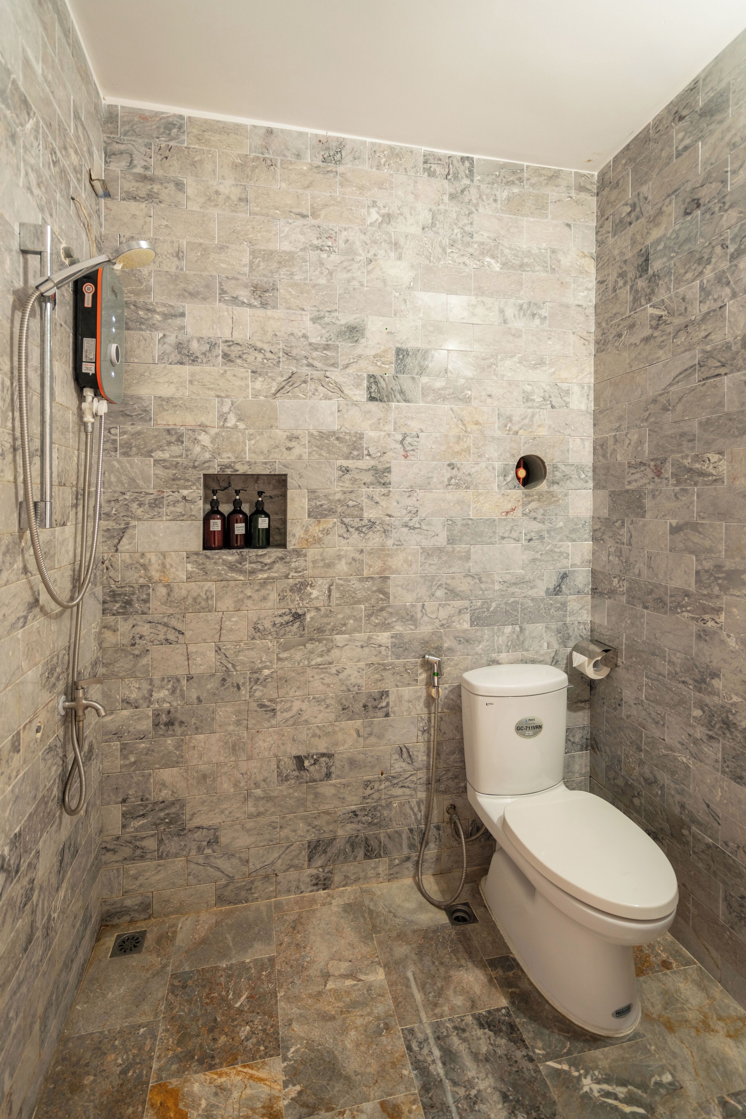 Badkar och dusch, djupt badkar och duschhuvud med massagefunktion