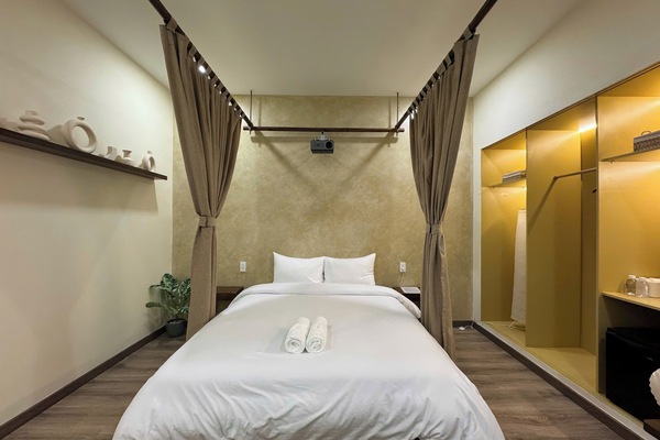 Elite Studio Suite | Living area | Flat-screen TV