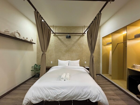 Elite Studio Suite | Living area | Flat-screen TV